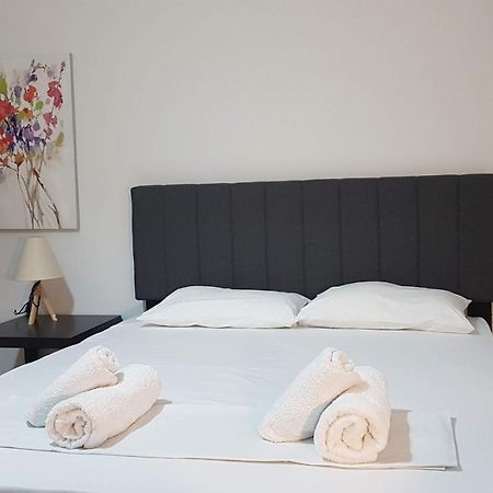 Olive Apartment- Athens Center, 4 Bd, 1.5 Bath Extérieur photo